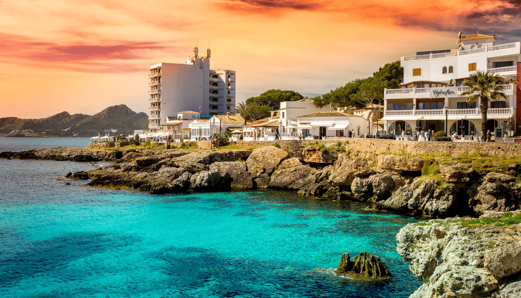 Vista panorámica de Cala Ratjada, Mallorca, al atardecer